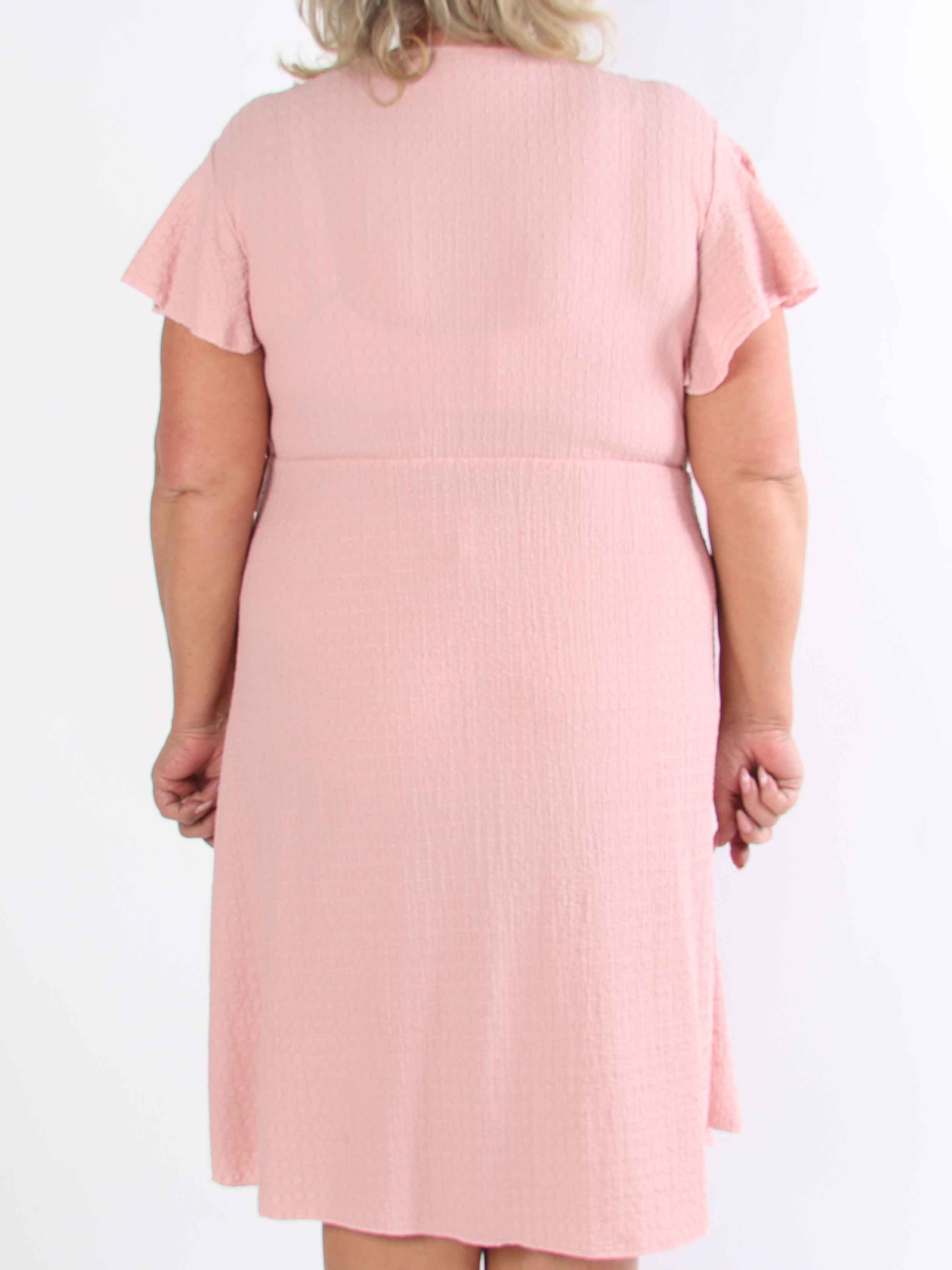 Eliana - Söt plus size-klänning i omlottmodell med volanger